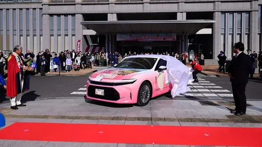 Toyota представила новый «клубничный Crown»