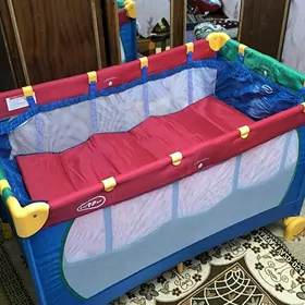 кровать и манежка