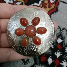 Gyzyl gaşly yantar broşga