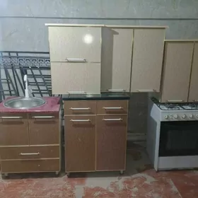 kuhinni şkaf gaz plita