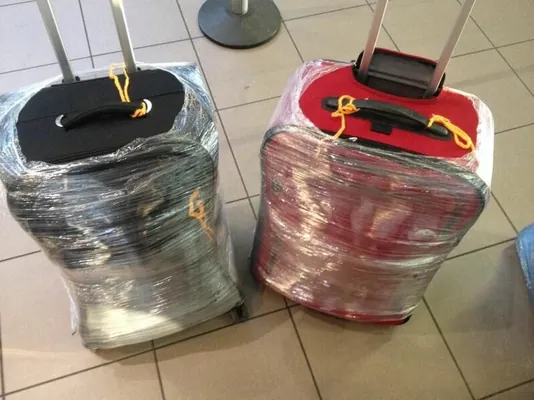 ÝB ýolagçylara çemodanlaryny plastik plyonka bilen örtmegi gadagan etmekçi bolýar