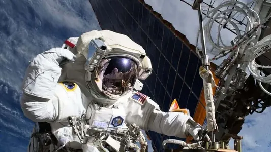 Kosmos enjamlary wibrasiýany, ýeli we kosmonawtlaryň hereketini elektrik energiýa öwürmegi öwrener