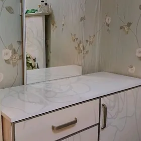 трюмо с зеркалом