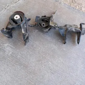 Мотор подушка каролла