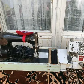 Швейная машинка с оверлогам