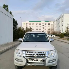 Mitsubishi Pajero 2015