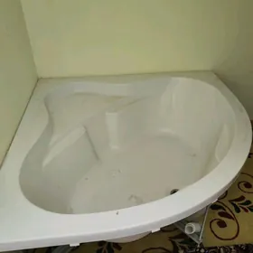 Угловая ванна новая