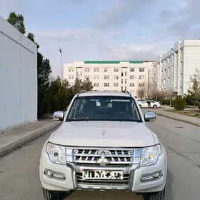 Mitsubishi Pajero 2015
