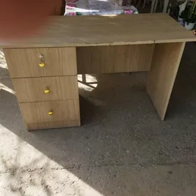 письменный и журнальный стол