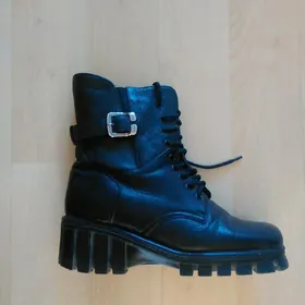 женские сапоги.