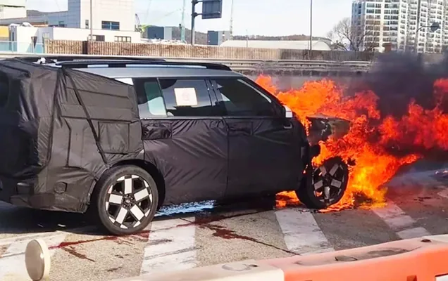 Täze Hyundai Santa Fe-niň prototipi synag wagty ot aldy. Kompaniýa sebäbini derňeýär