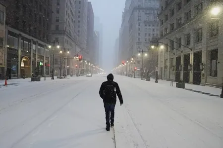 В зоне сильнейшей снежной бури в США оказались около 200 млн человек