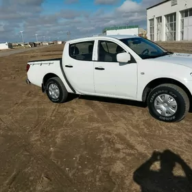 Mitsubishi L200 2012
