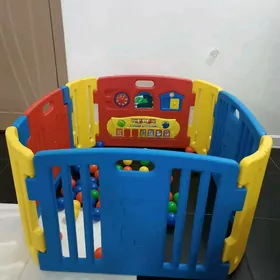 манеж, машинка, мягкая игрушка