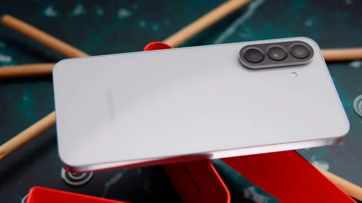 Ýeňil, inçe hem özboluşly: Samsung Galaxy A57-niň täze suratlary peýda boldy