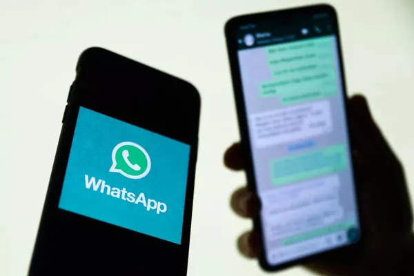 Meta kompaniýasy WhatsApp-daky hat alşyklary birugsat okamakda aýyplanýar