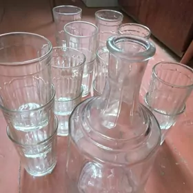 графин и рюмки.