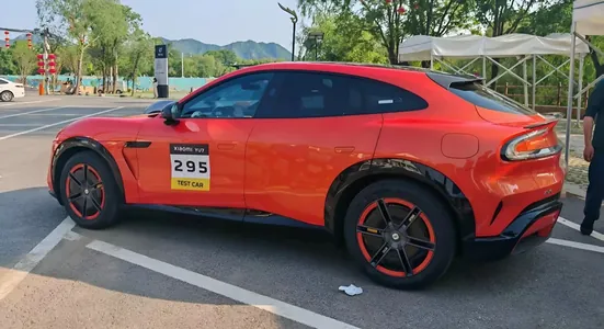 Reňki juda batyrgaý bolup çykdy: Xiaomi SU7 we YU7 modellerinde «Lava Orange» reňkinden ýüz öwürdi