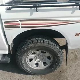 Mitsubishi L200 2004