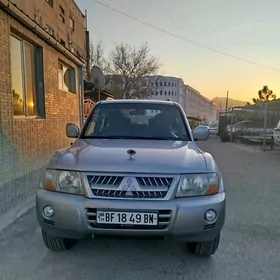 Mitsubishi Pajero 2003