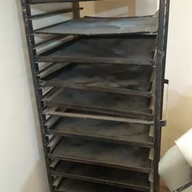 Тележка с листами для выпечки мучных изделий