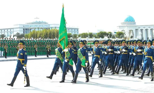 Президент Туркменистана поздравил граждан с Днем защитников Отечества