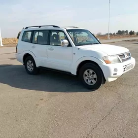 Mitsubishi Pajero 2004