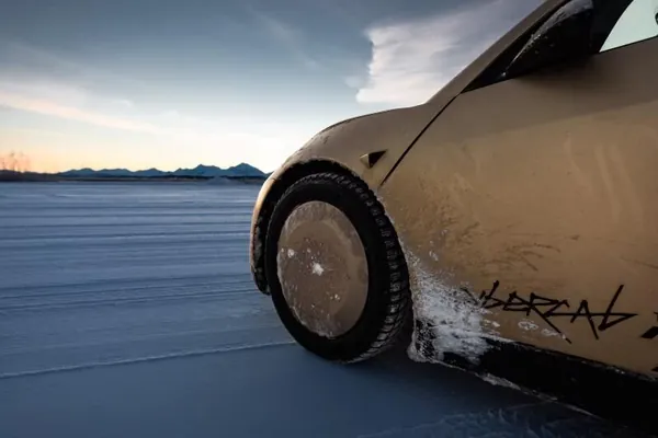 Испытание морозом и гололедицей: Tesla Cybercab проходит тесты перед серийным производством