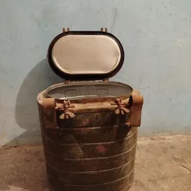 Ведро железный.