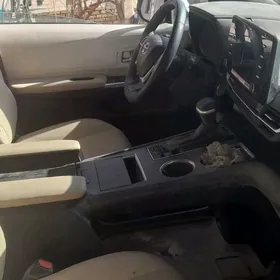 Toyota Sienna 2024