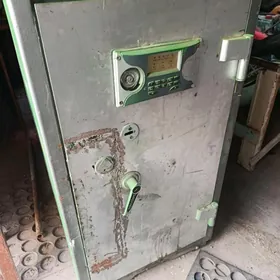 металлический сейф