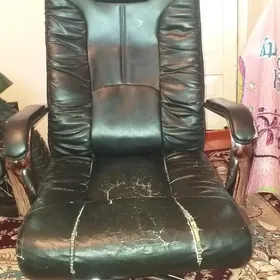 Кожаное офисное кресло