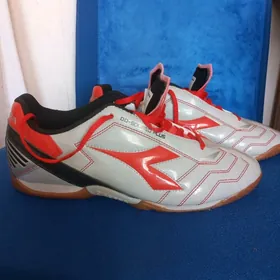 спортивные кроссовки.