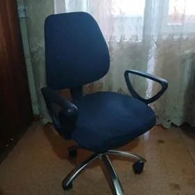 Офисное кресло