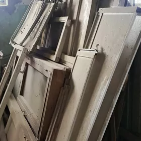 Gurluşykdan galan agaç tagta