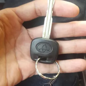 taýota sienan acary yitdi