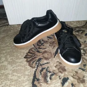 женские кроссовки