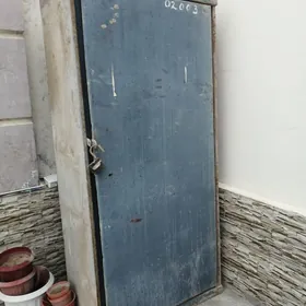 Шкаф железный