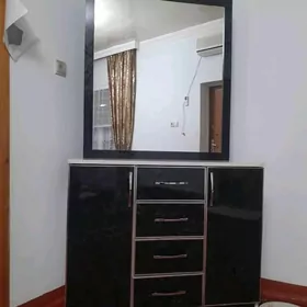 Трюмо, комод с зеркалом