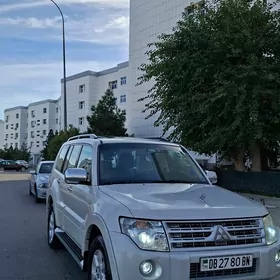 Mitsubishi Pajero 2012