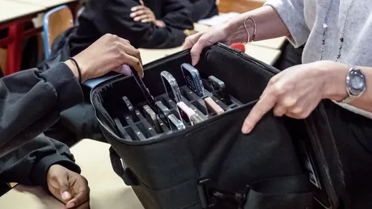 Нижняя палата парламента Франции одобрила запрет соцсетей для детей