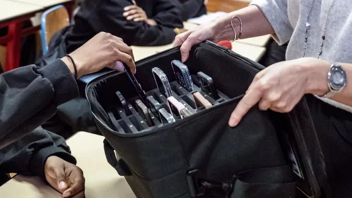 Fransiýanyň parlamentiniň aşaky palatasy çagalar üçin sosial torlaryny gadagan etmegi goldady