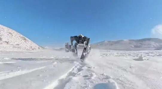 Hytaýda robot-it −30 °C sowukda we boýy 4 metre ýetýän garda synagdan geçirildi