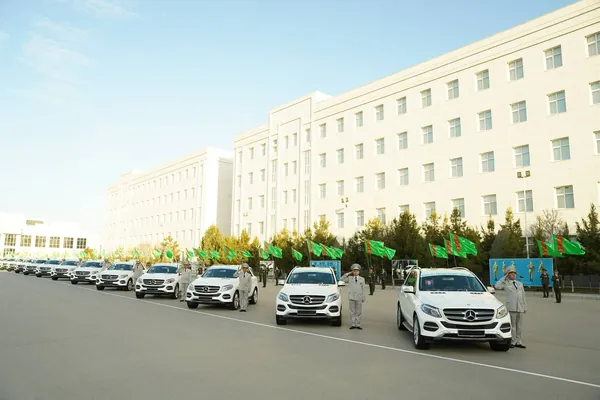 Türkmenistanyň Prezidentiniň adyndan harby we hukuk goraýjy edaralara awtoulaglar sowgat berildi