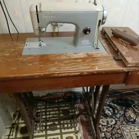 Швейная машинка