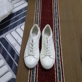 Женские кроссовки.