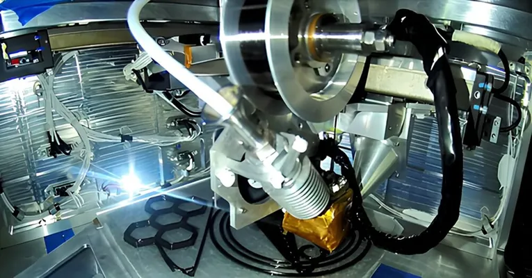 Hytaý ilkinji gezek kosmosda metal şaýlary çap etdi