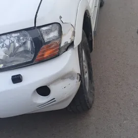 Mitsubishi Montero 2002