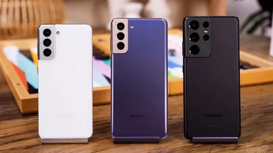 Samsung Galaxy S21, S21+ we S21 Ultra megerem, soňky howpsuzlyk täzelenmesini aldy