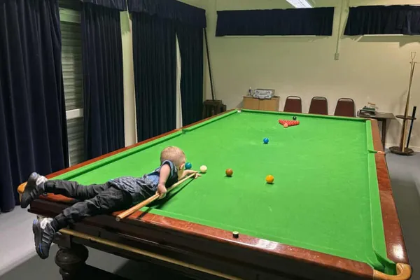 Двухлетний мальчик из Манчестера установил два рекорда Гиннесса по снукеру